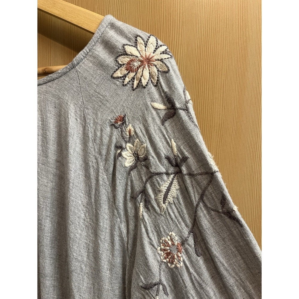 Lauren Conrad Grey Boho Blouse Sz XXL Flare Sleeve Floral Embroidered Casual Top - Picture 4 of 9